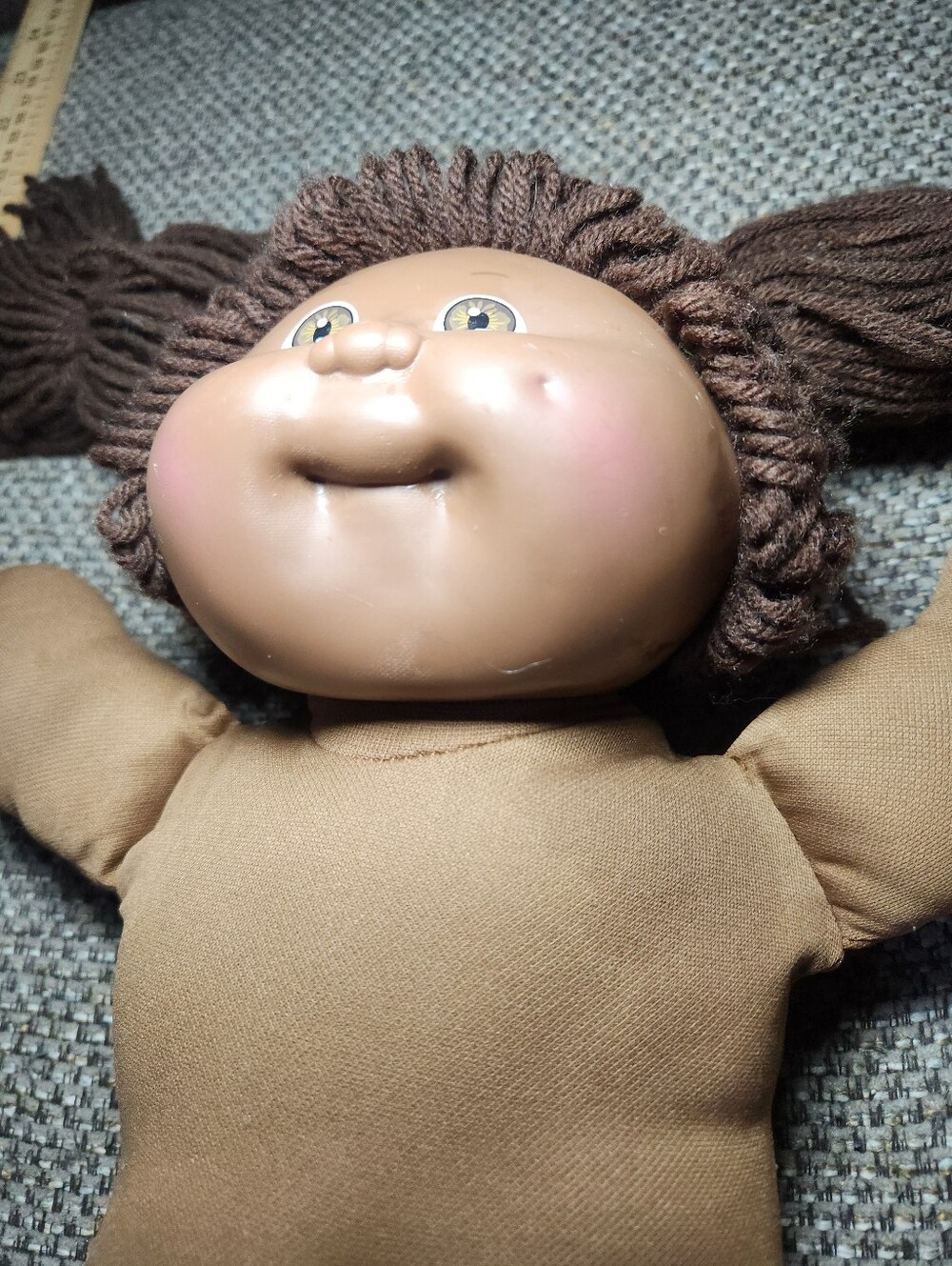 vintage Cabbage Patch Kids doll with brown yarn pigtails and a dark brown fabric - Picture 4 of 12
